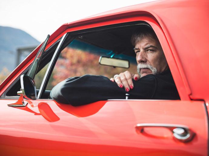 L'homme à la voiture, une image de la série "Amour". [Guillaume Perret/Lundi 13 - Guillaume Perret]