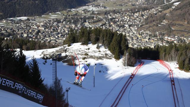 Beat Feuz s'envole dans le joli décor de Bormio. [Keystone - Alessandro Trovati]