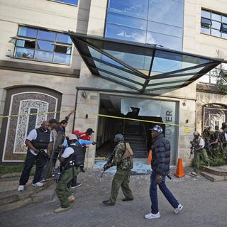 Les forces de l'ordre aux alentours du complexe attaqué à Nairobi. [Keystone - AP/Ben Curtis]