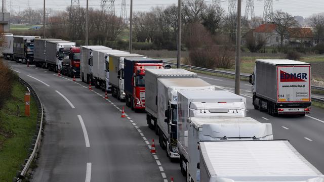 Les poids lourds dans l'Union européenne vont être obligés de réduire de 30% leurs émissions de CO2 d'ici 2030. [Reuters - Pascal Rossignol]