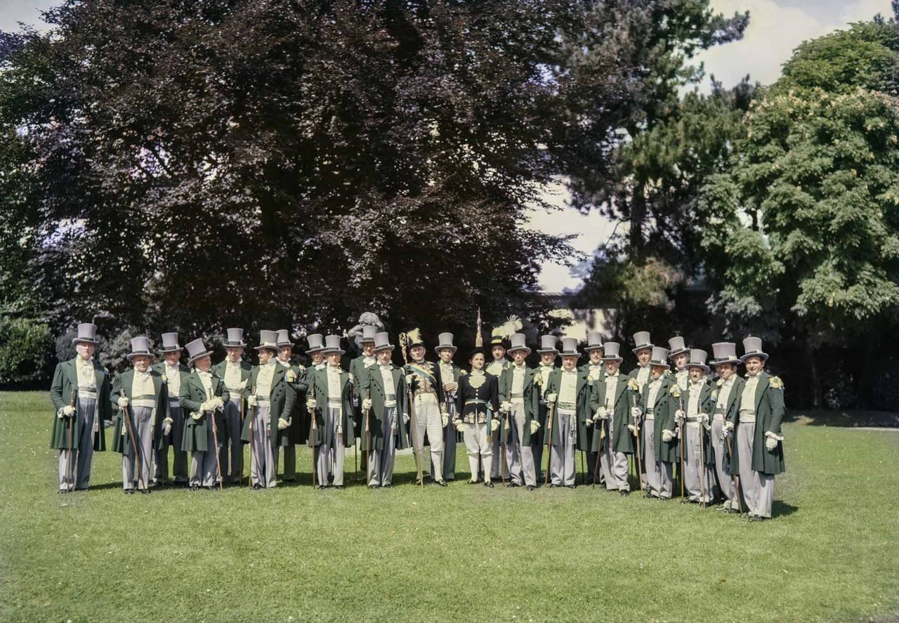 L'Abbé-Président au milieu de ses Conseillers. Fête des Vignerons 1955. [cameramuseum.ch - Archives de la Confrérie de Vignerons]