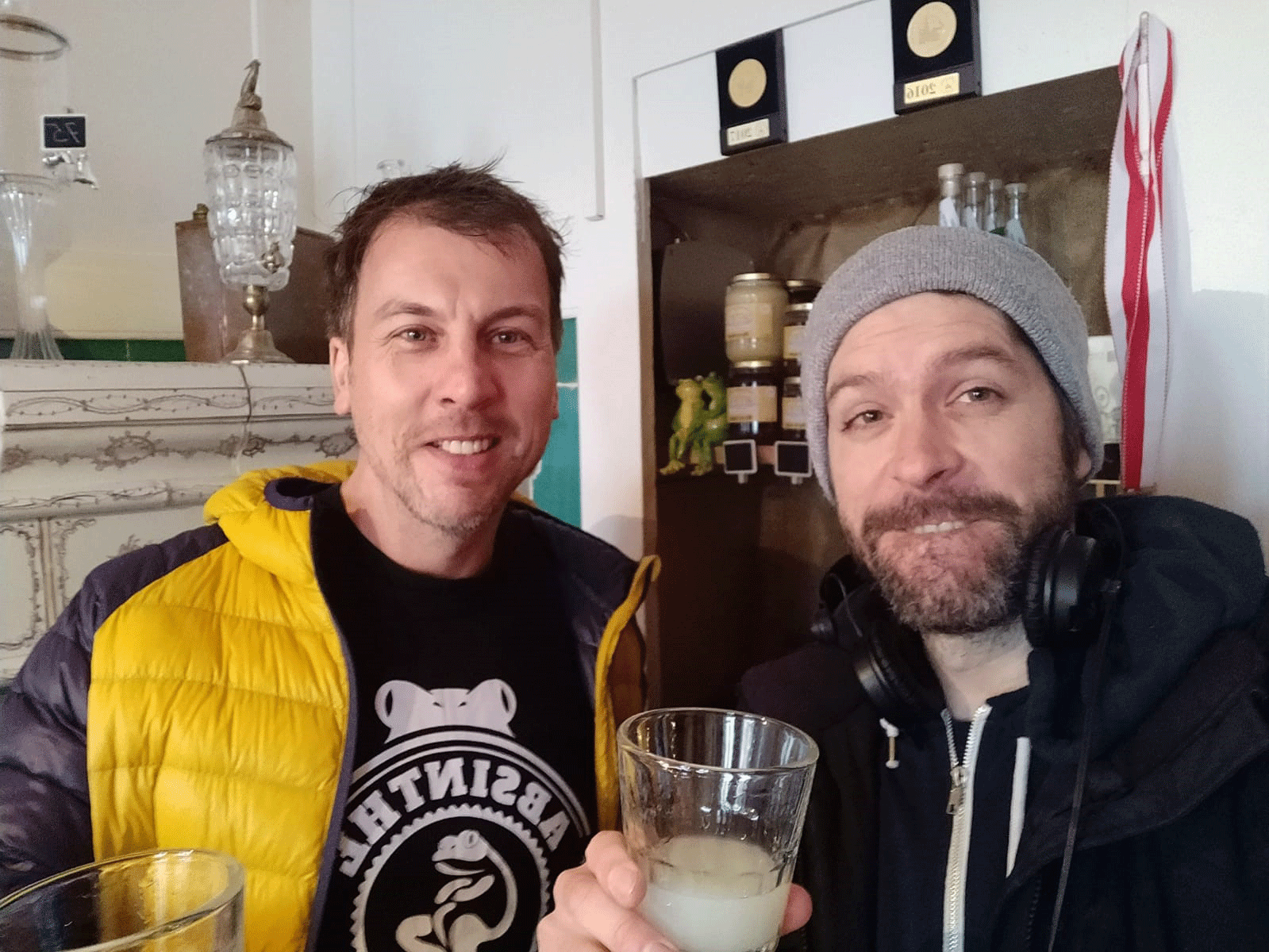 En attendant la gloire - Yannick Neveu avec Philippe Martin, distillateur d'absinthe au Val de Travers. [RTS - Yannick Neveu]