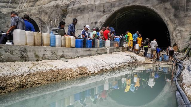 La population vient s'approvisionner en eau dans une construction abandonnée, à Caracas. [EPA/Keystone - Miguel Gutiérrez]