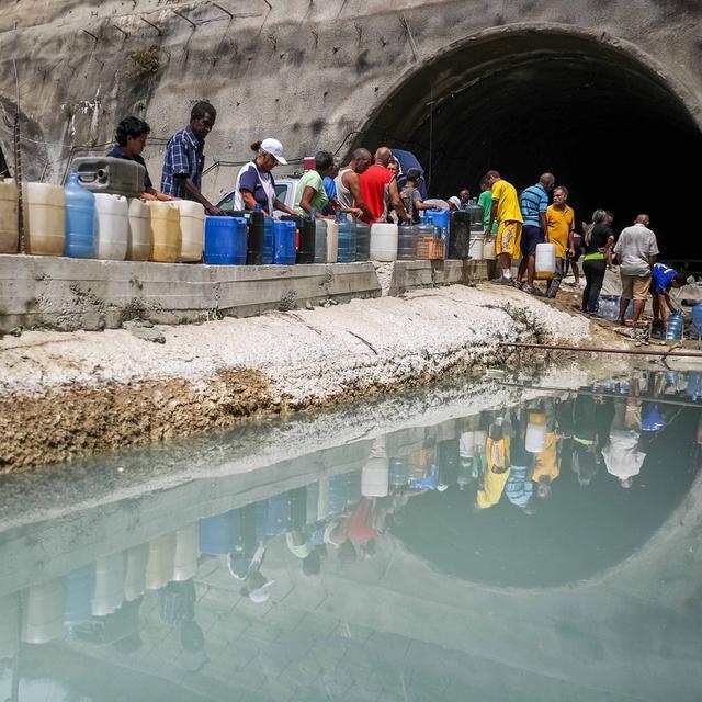 La population vient s'approvisionner en eau dans une construction abandonnée, à Caracas. [EPA/Keystone - Miguel Gutiérrez]