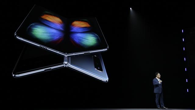 Le Samsung Galaxy Fold a un écran pliable. [AP Photo/Keystone - Eric Risberg]