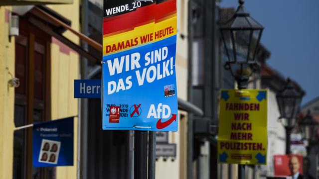 L'AfD qui veut achever la Réunification a repris le slogan des Berlinois lors de la chute du Mur: "Nous sommes le peuple". [AFP - John MacDougall]