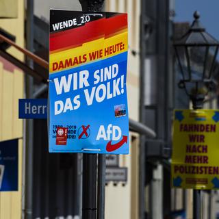 L'AfD qui veut achever la Réunification a repris le slogan des Berlinois lors de la chute du Mur: "Nous sommes le peuple". [AFP - John MacDougall]