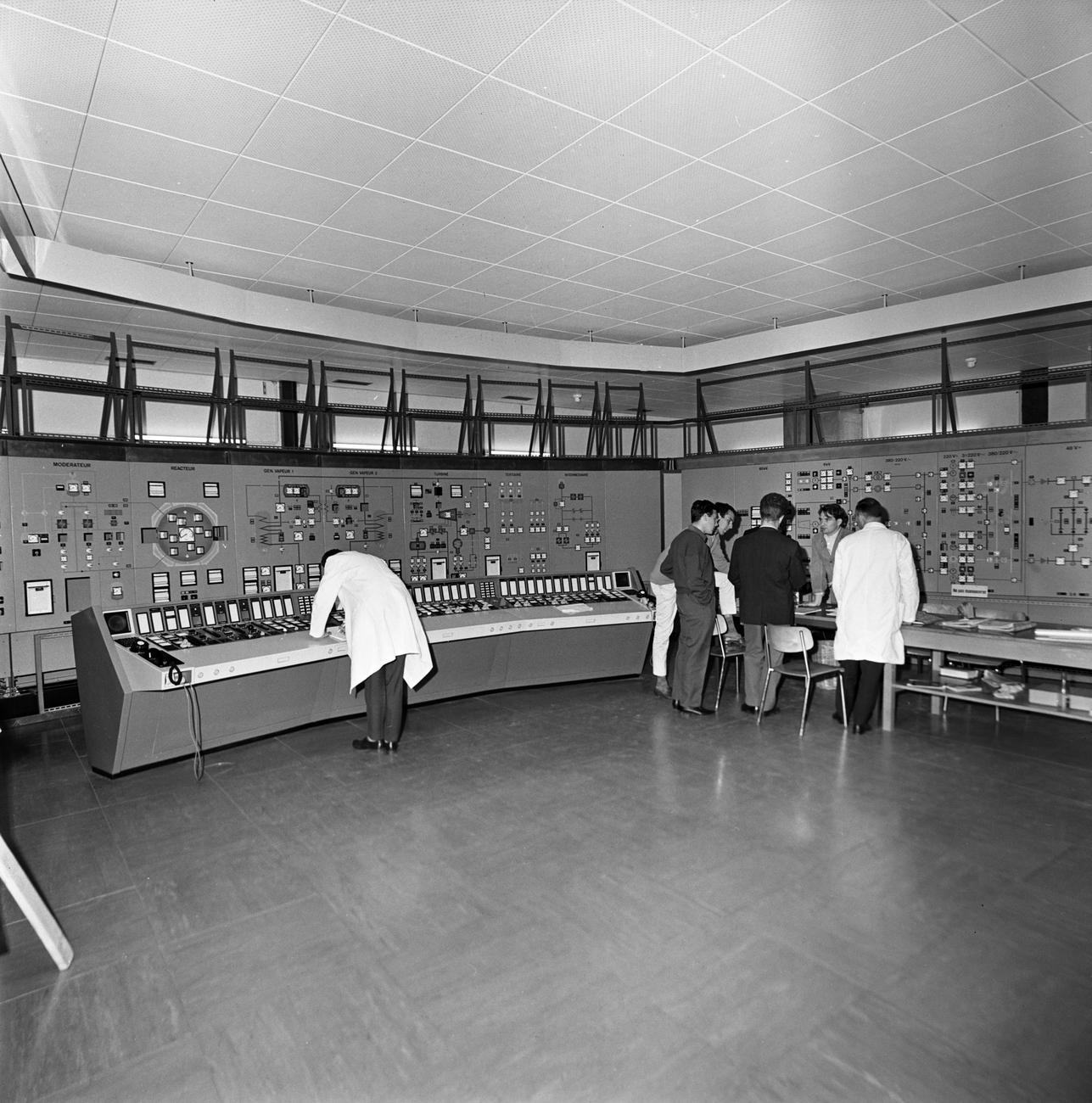 La salle de contrôle de la centrale nucléaire de Lucens en 1969. [Keystone - PHOTOPRESS-ARCHIV]