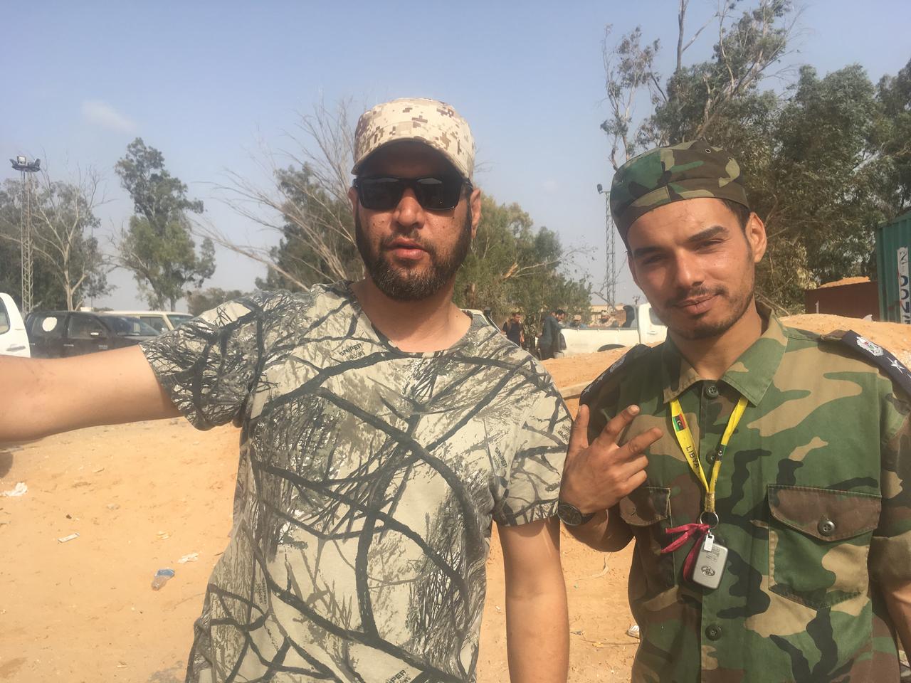 Deux jeunes combattants sur la ligne du front à Tripoli. [RTS - Maurine Mercier]