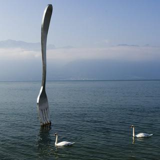 La "Fourchette Géante", plantée dans le lac Léman à Vevey. [Keystone - Jean-Christophe Bott]