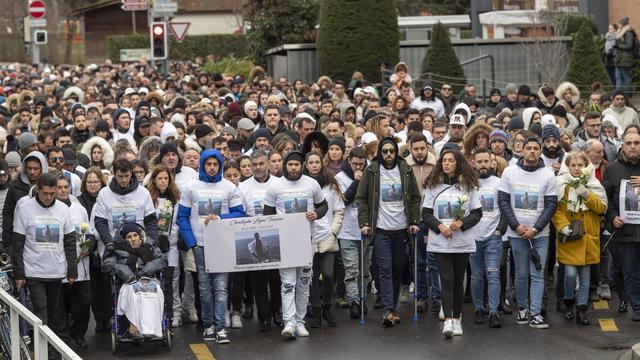 Quelque 4000 personnes ont défilé dans les rues de Genève contre la violence et en l'honneur de la victime. [Keystone - Martial Trezzini]