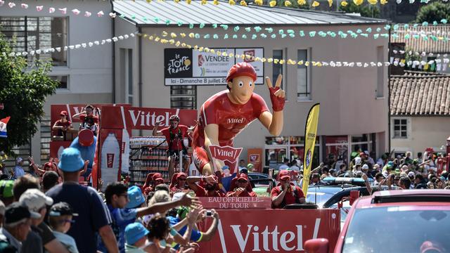 Des spectateurs regardent La Caravane publicitaire du Tour de France. [AFP - Jeff PACHOUD]