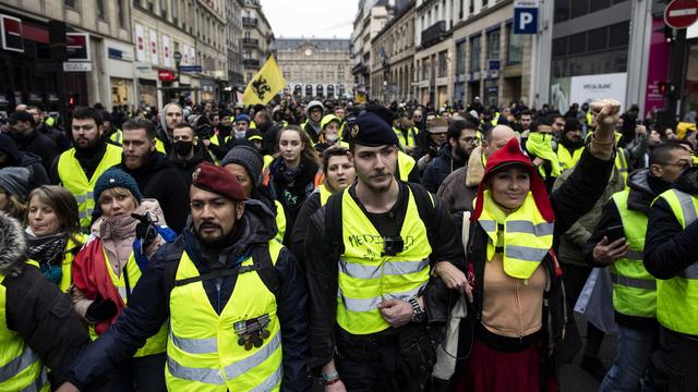 Des manifestants du mouvement des "Gilets jaunes" rassemblés près de l'opéra de Paris le 5 janvier 2019. [Keystone - EPA/IAN LANGSDON]