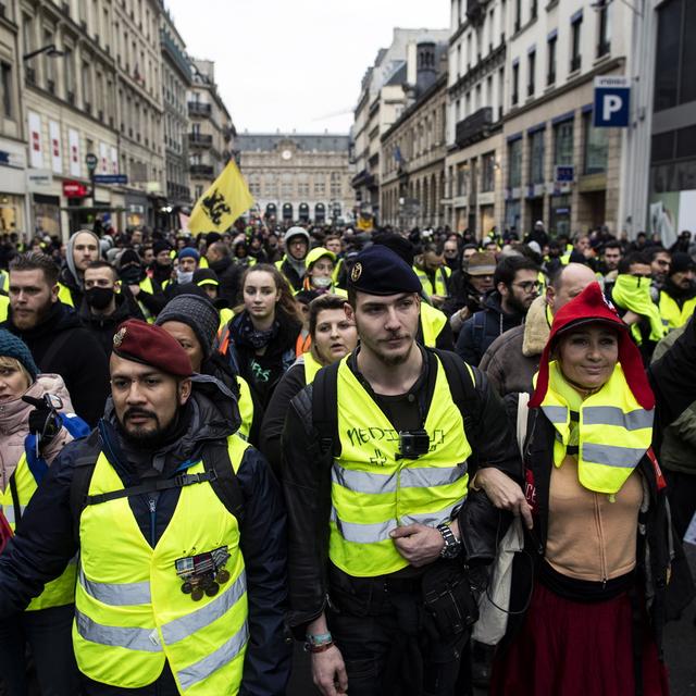 Des manifestants du mouvement des "Gilets jaunes" rassemblés près de l'opéra de Paris le 5 janvier 2019. [Keystone - EPA/IAN LANGSDON]