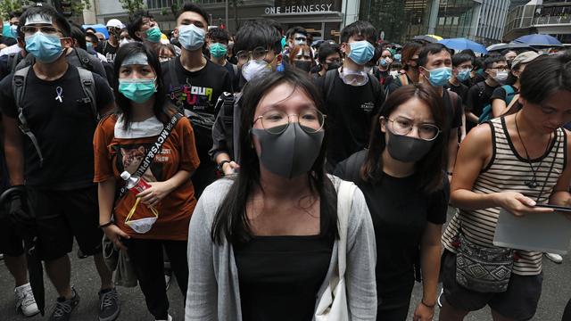 Les manifestants hongkongais bloquent le siège de la police. [Reuters - Ann Wang]