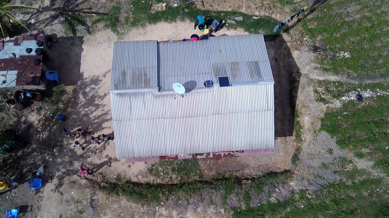 Des panneaux solaires sont posés sur le toit de cette maison. [RTS]