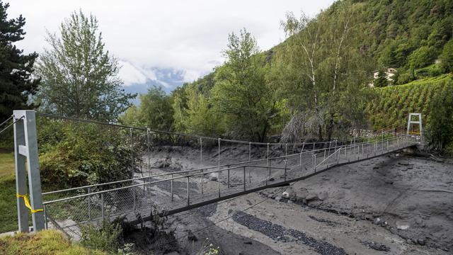 Les dégâts sur les rives de la Losentse à Chamoson. [Keystone - Jean-Christophe Bott]