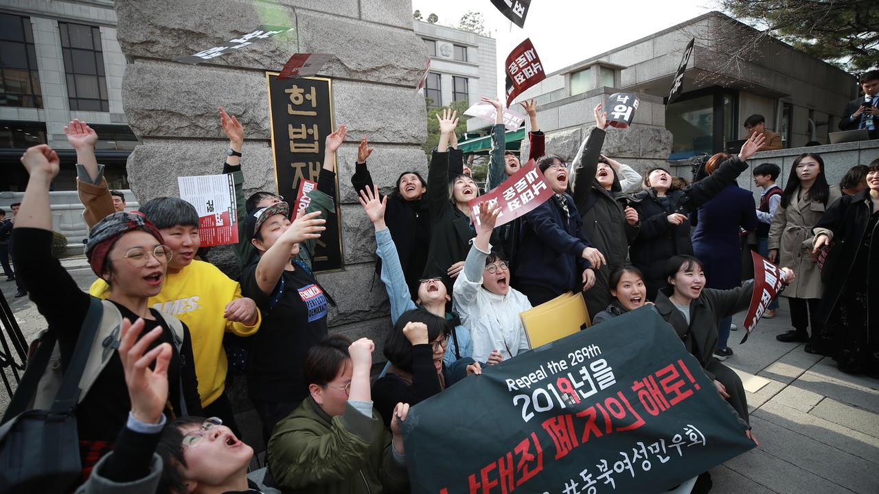 Des militantes se réjouissent de l'abolition de la loi anti-avortement sud-coréenne, jugée anticonstitutionnelle. [Keystone/EPA/Yonhap]