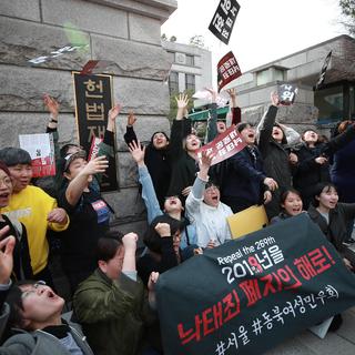 Des militantes se réjouissent de l'abolition de la loi anti-avortement sud-coréenne, jugée anticonstitutionnelle. [Keystone/EPA/Yonhap]