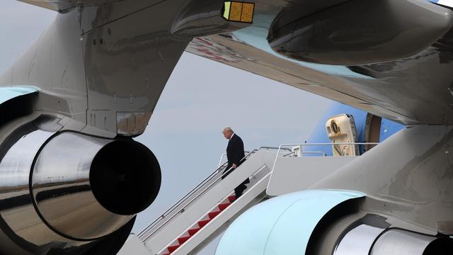 Donald Trump descendant d'Air Force One. [Keystone - EPA/Olivier Douliery]