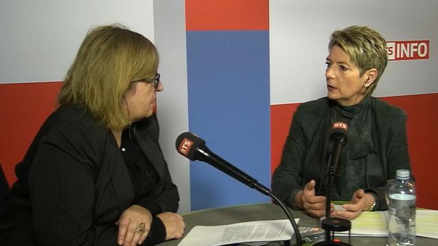 La conseillère fédérale Karin Keller Sutter avec Chrystel Domenjoz. [RTS]