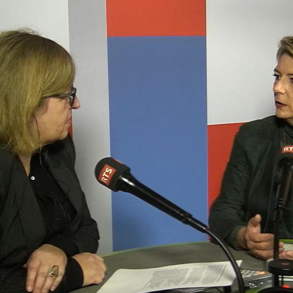 La conseillère fédérale Karin Keller Sutter avec Chrystel Domenjoz. [RTS]