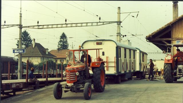 Deux roulottes du cirque Knie en gare de Morat en 1970. [Cirque Knie]