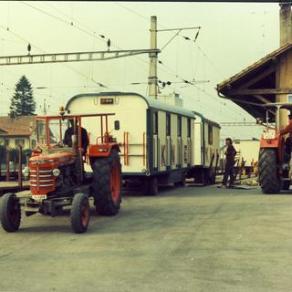 Deux roulottes du cirque Knie en gare de Morat en 1970. [Cirque Knie]