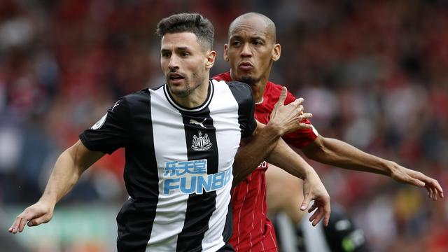 Fabian Schär a lutté avec Fabinho avant de se blesser au genou. Vladimir Petkovic prie pour que son défenseur central ne soit pas absent au mois d'octobre. [KEYSTONE]