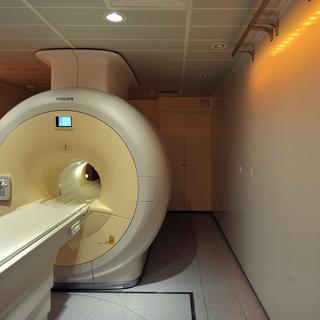 Un scanner PET-IRM aux Hopitaux universitaires de Geneve (HUG). [Keystone - Martial Trezzini]