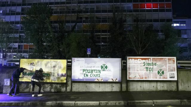 La branche genevoise du collectif écologiste Extinction Rebellion a déployé ses slogans pour la première fois à Genève. [Keystone - Salvatore Di Nolfi]