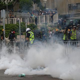 Du gaz lacrymogène tiré contre des manifestants à Yuen Long. [EPA/Keystone - Jérôme Favre]