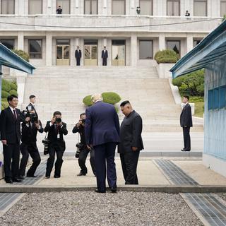 Donald Trump s'apprête à poser le pied en Corée du Nord, sous l'œil de Kim Jong-un. [Reuters - Kevin Lamarque]