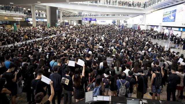 Quelque 5000 manifestants ont envahi le terminal principal de l'aéroport de Hong Kong le lundi 12 août 2019. [Keystone - AP Photo/Vincent Thian]