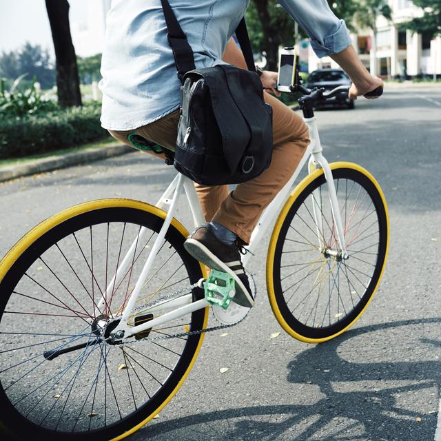 Le vélo pourrait devenir une véritable alternative à la voiture dans les centres urbains, notamment sur le chemin du travail. [Depositphotos - DragonImages]
