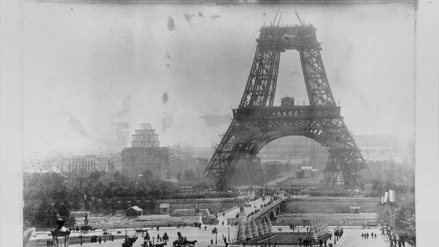 La Tour Eiffel en construction pour l'Exposition Universelle de 1889. [Collection Particuliere Tropmi / Manuel Cohen]