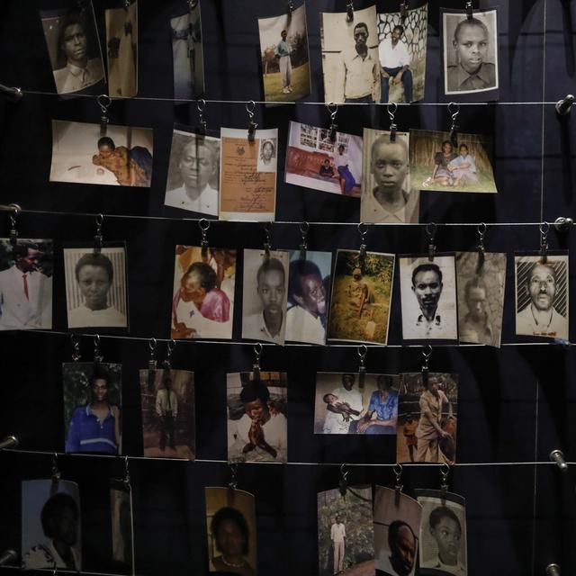 Portraits de rwandais décédés lors du génocide de 1994. [EPA/Keystone - Dai Kurokawa]