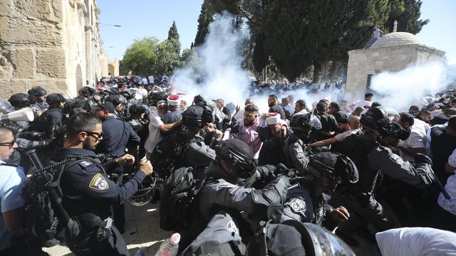 Des heurts entre policiers israéliens et fidèles palestiniens sur l'esplanade des Mosquées à Jérusalem, le dimanche 11 août 2019. [Keystone - Mahmoud Illean]