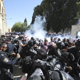 Des heurts entre policiers israéliens et fidèles palestiniens sur l'esplanade des Mosquées à Jérusalem, le dimanche 11 août 2019. [Keystone - Mahmoud Illean]