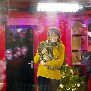 Tania Chytil et le chat Noël dans le cube de Coeur à Coeur sur la place du Midi à Sion. [RTS - Jessica Genoud]