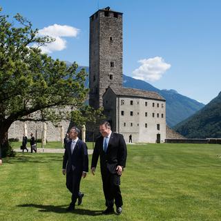 Ignazio Cassis en compagnie du secrétaire d'Etat américain Mike Pompeo au château de Bllinzone le 2 juin 2019. [Keystone - Ti-Press/Samuel Golay]