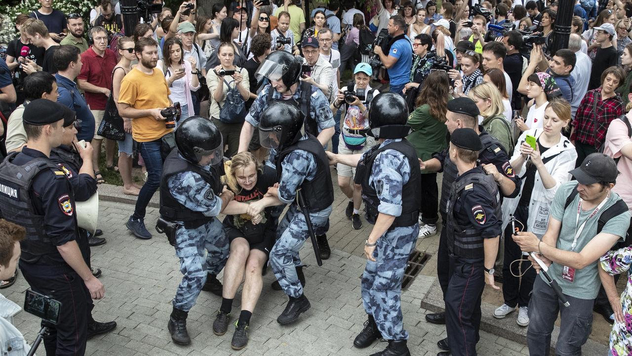 La police russe a procédé à de nombreuses arrestations ce mercredi 12 juin 2019 à Moscou. [AP Photo - Pavel Golovkin]