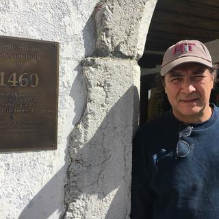 Efrain Avella, militant politique colombien, restaure la plus vieille ferme du canton de Neuchâtel. [RTS - Mouna Hussain]