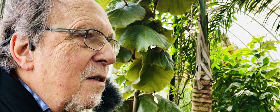 Dick Marty dans la serre du jardin botanique de Genève. [RTS - Karine Vasarino]