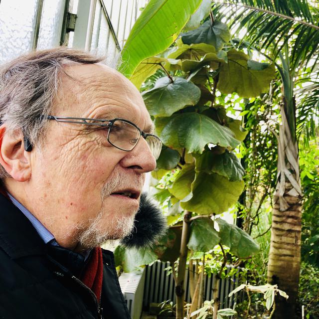 Dick Marty dans la serre du jardin botanique de Genève. [RTS - Karine Vasarino]