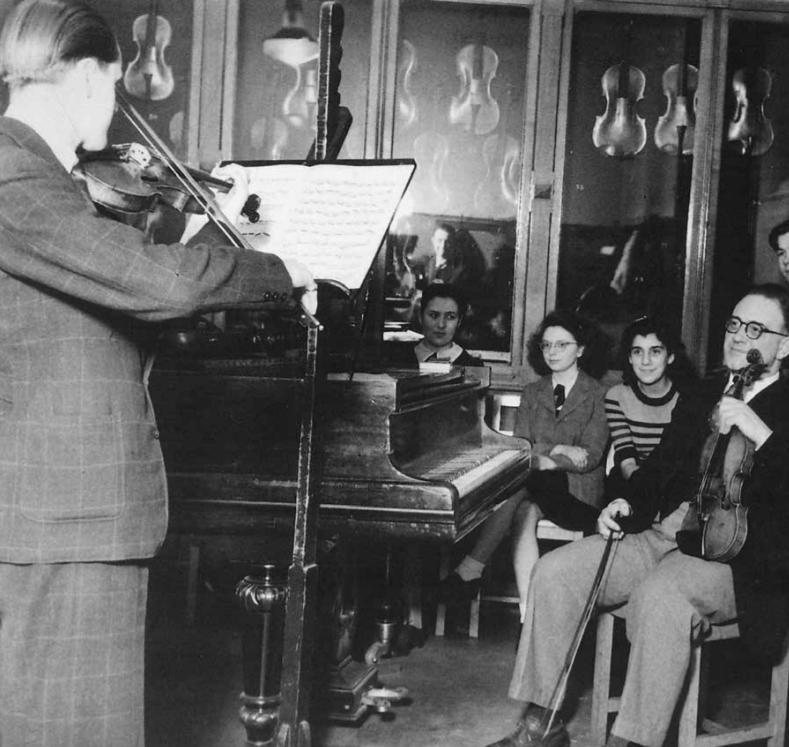 La classe d'Alfred Dubois au Conservatoire royal de Bruxelles, salle 13. [MW éditions]