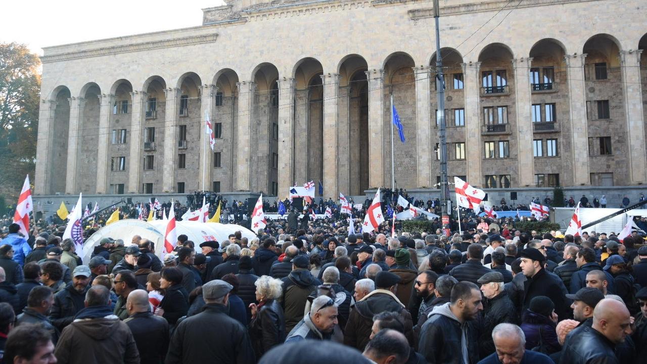 Des manifestants dans la capitale géorgienne Tbilissi, réunis pour protester contre Bidzina Ivanichvili, chef du parti majoritaire Rêve géorgien. [AFP - Vladimir Umikashvili]