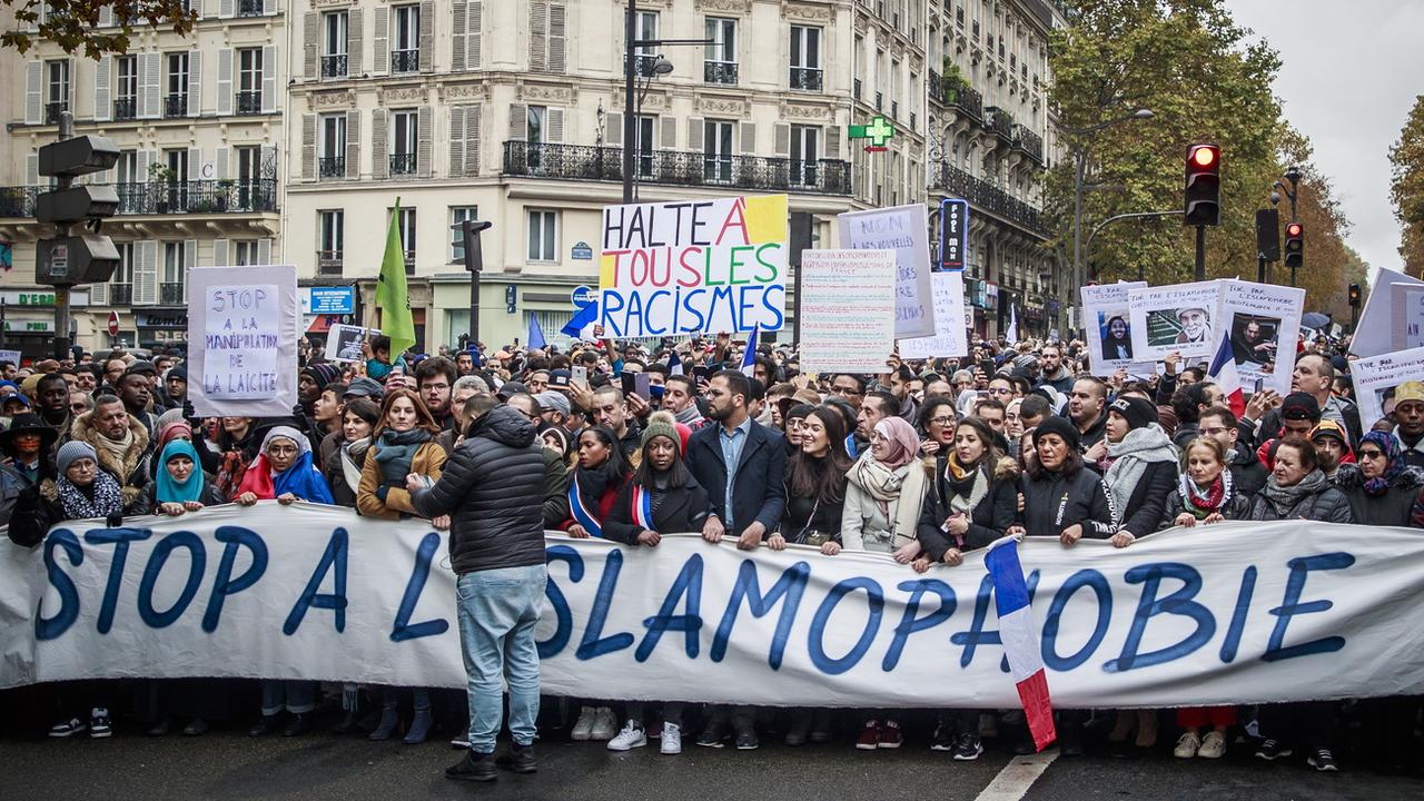 Une marche contre l’islamophobie réunit plusieurs milliers de personnes à Paris. [EPA-Keystone - Christophe Petit Tesson]