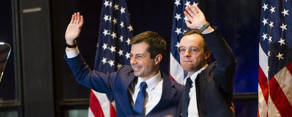 Peter Buttigieg, ici avec son mari Chasten, abandonne la course pour à la nomination démocrate. [South Bend Tribune via AP - Michael Caterina]