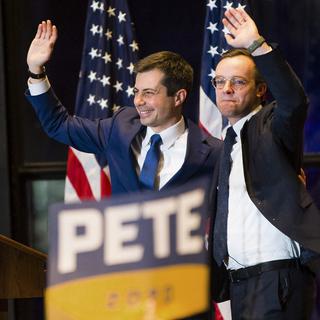 Peter Buttigieg, ici avec son mari Chasten, abandonne la course pour à la nomination démocrate. [South Bend Tribune via AP - Michael Caterina]